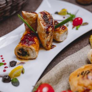 vue-laterale-rouleaux-poulet-farcis-aux-noix-ail-aux-herbes-plaque