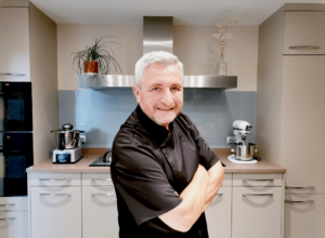 chef Alain Schmitt dans sa cuisine