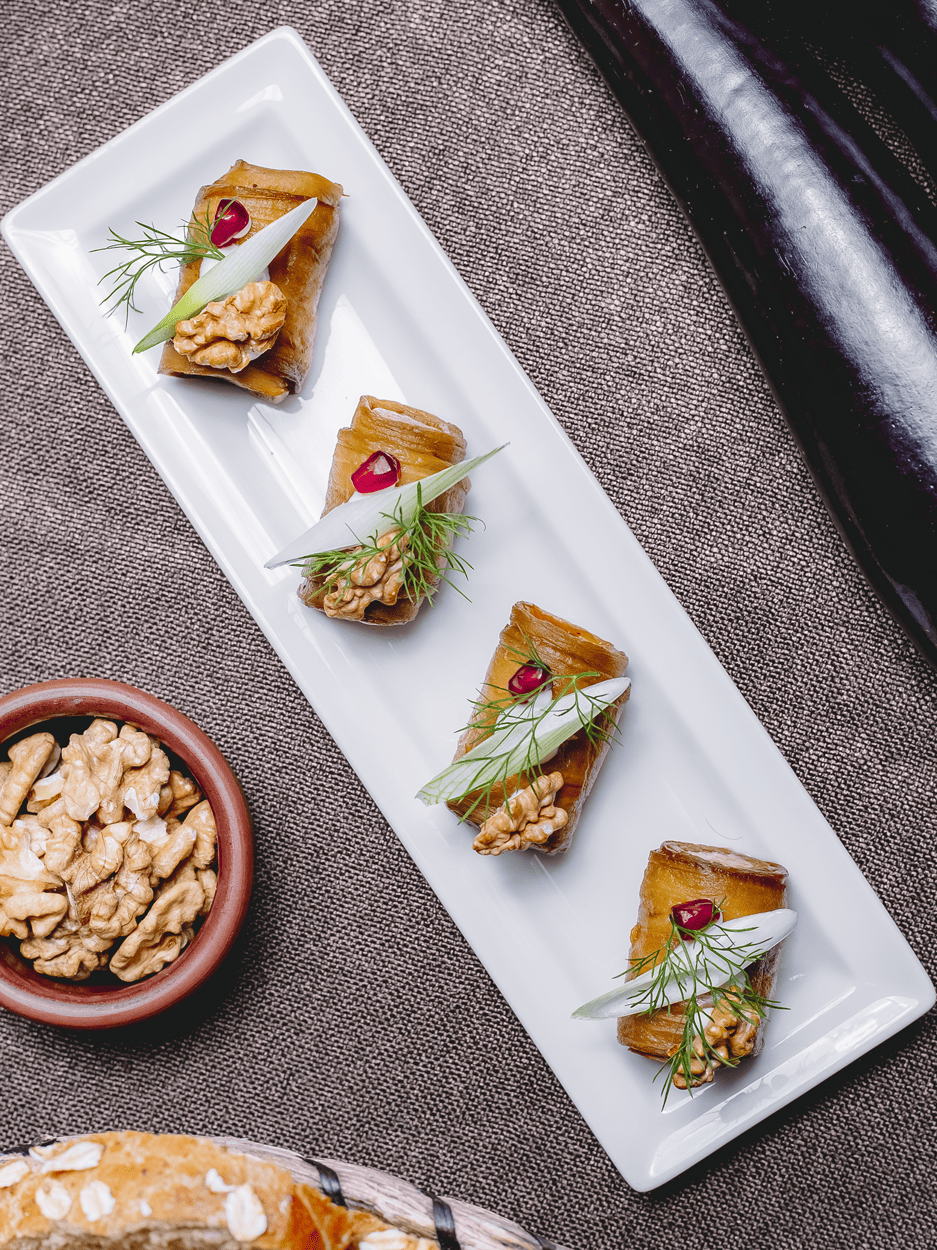 vue-dessus-rouleaux-aubergines-aux-noix