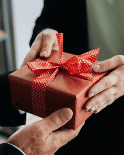 une femme offre un bon cadeau atelier de cuisine les checrets du chef Schmitt
