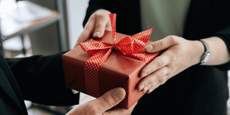 une femme offre un bon cadeau atelier de cuisine les checrets du chef Schmitt
