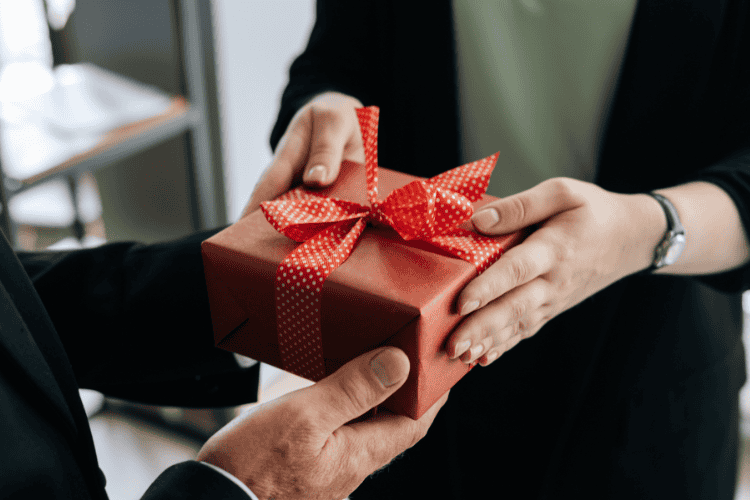 une femme offre un bon cadeau atelier de cuisine les checrets du chef Schmitt